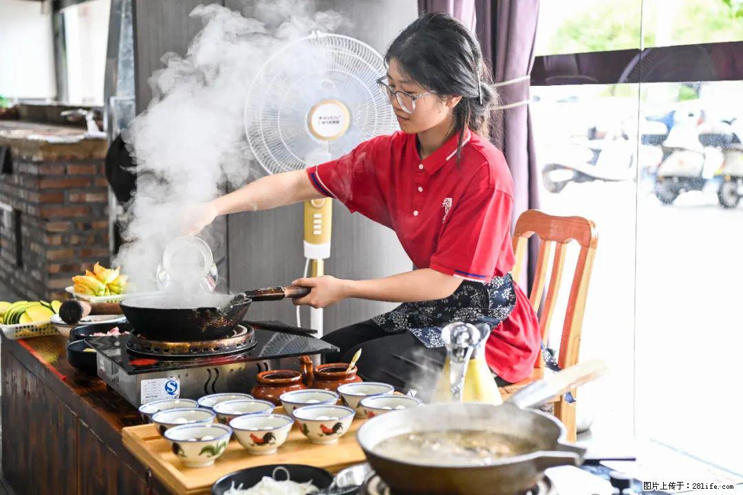 全网追的“扁担女孩”,找了一份暑假工,时薪12元 - 吉林生活资讯 - 吉林28生活网 jl.28life.com